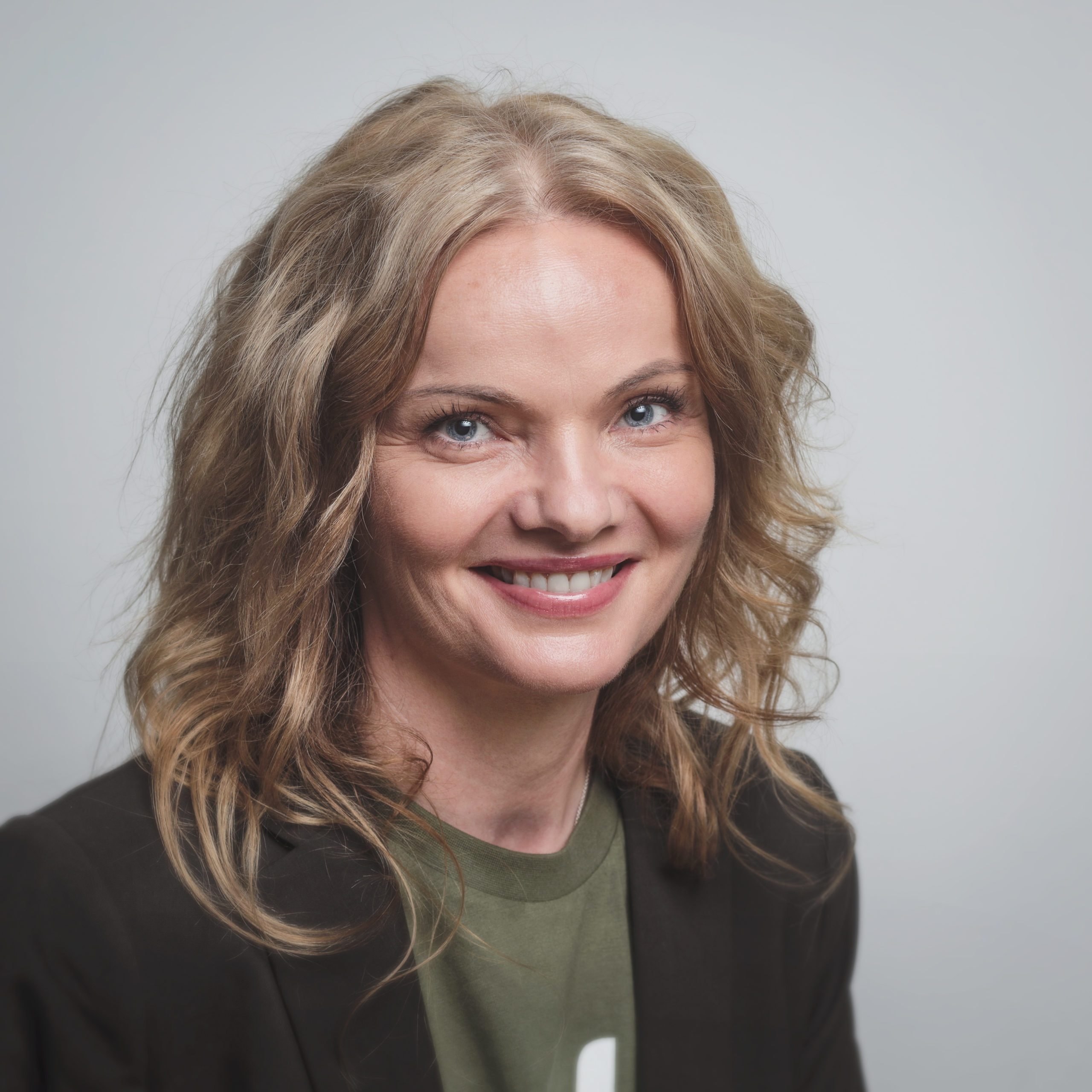 Førstekandidaten for Ullern MDG smiler inn i kamera.
